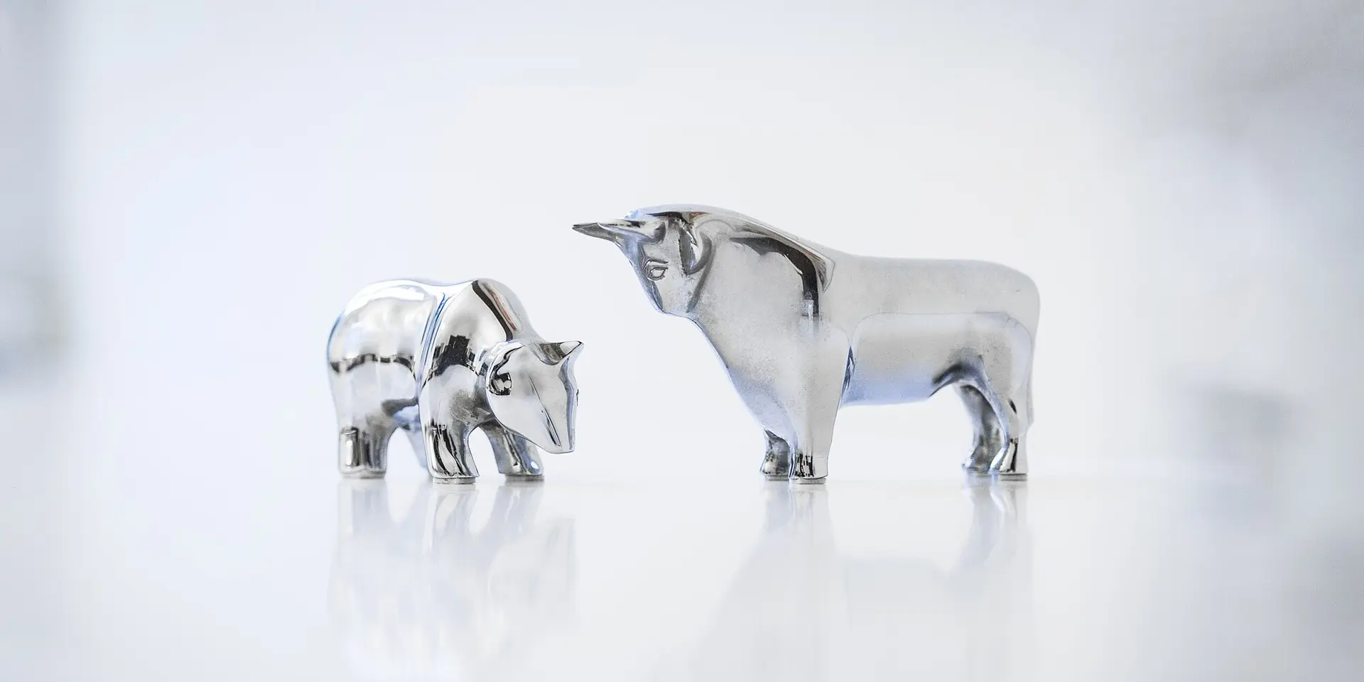 Silber Figuren von einem Bär und Stier