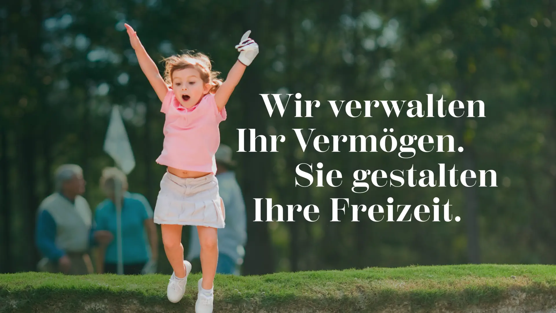 Ein junges Mädchen in Golfmontur springt auf einem Golfplatz in die Luft und reißt die Hände zum Himmel. „Wir verwalten Ihr Vermögen. Sie gestalten Ihre Freizeit.“