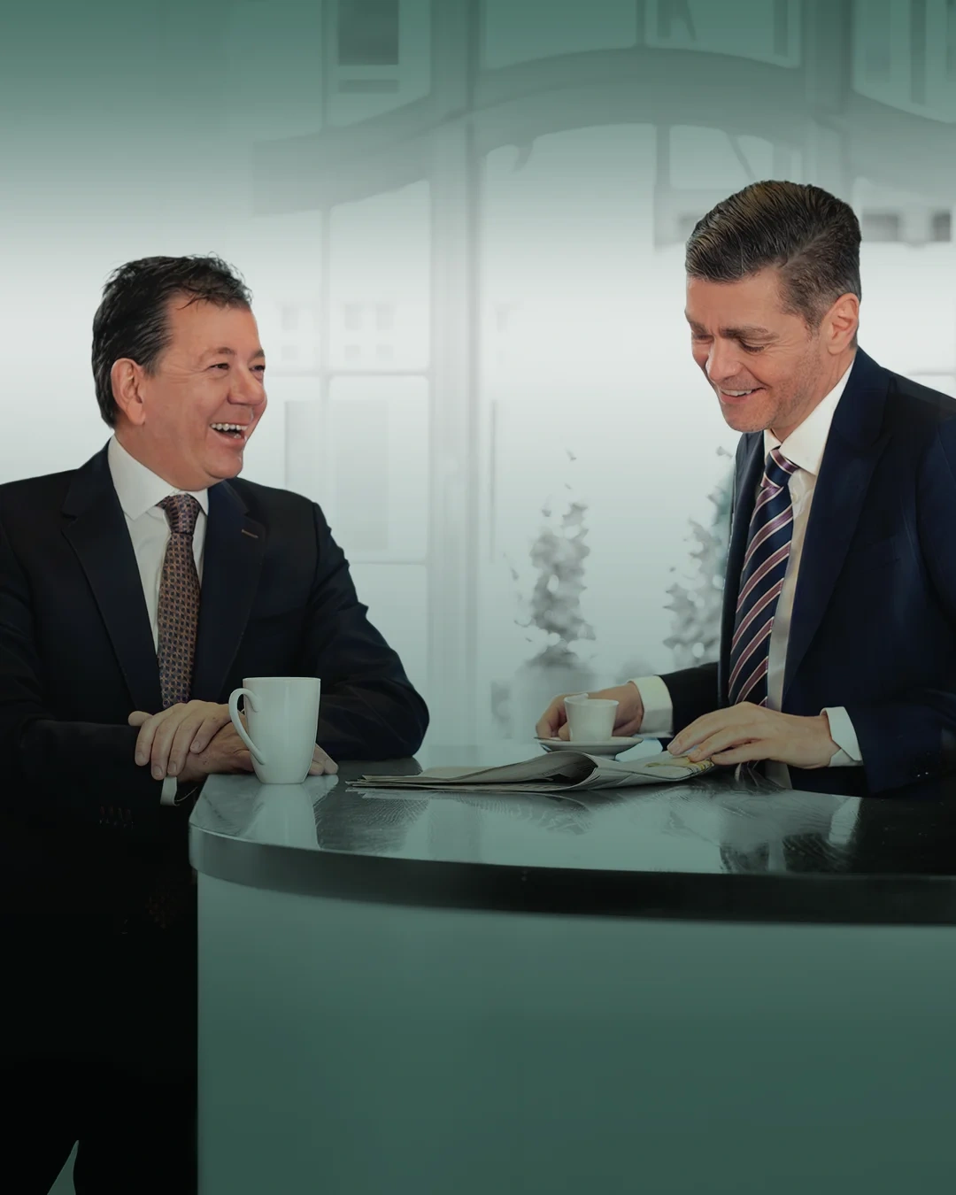 Dirk Scherz und Sebastian Kotte stehen und lachen gemeinsam, während sie eine Zeitung oder ein Heft anschauen