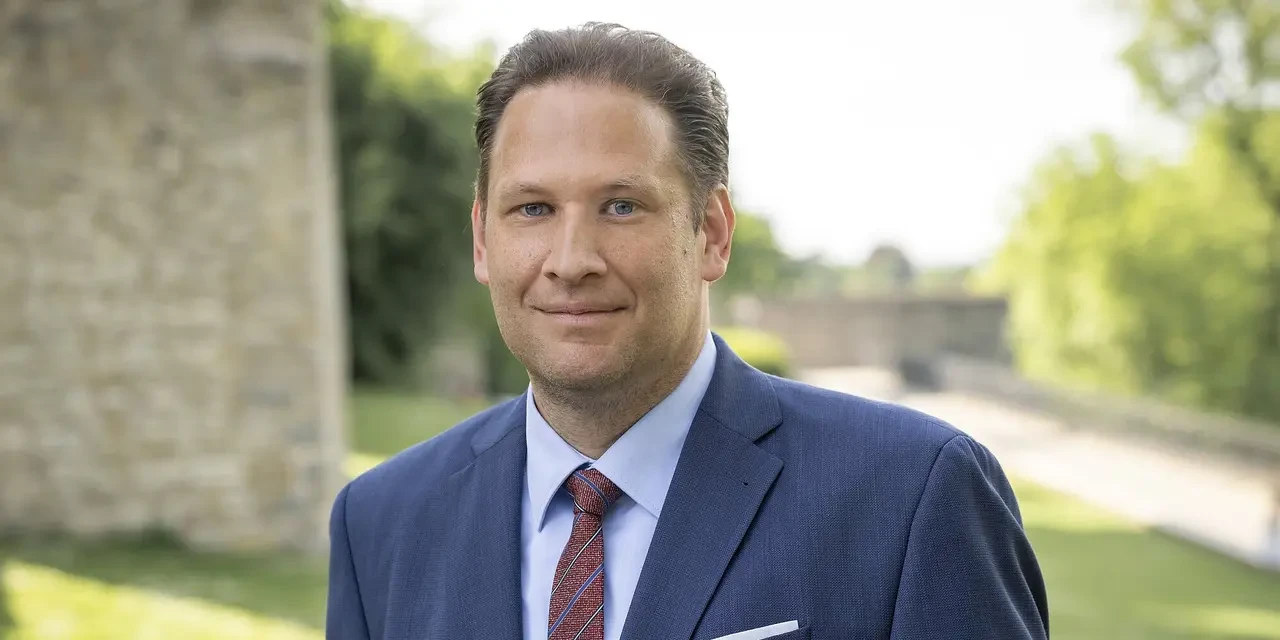 Bild von Thomas Hachmeister im blauen Anzug
