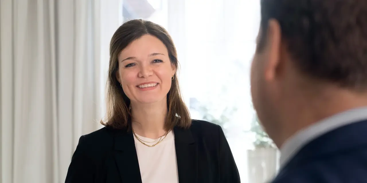 Freundliche Geschäftsfrau im Gespräch mit einem Kunden