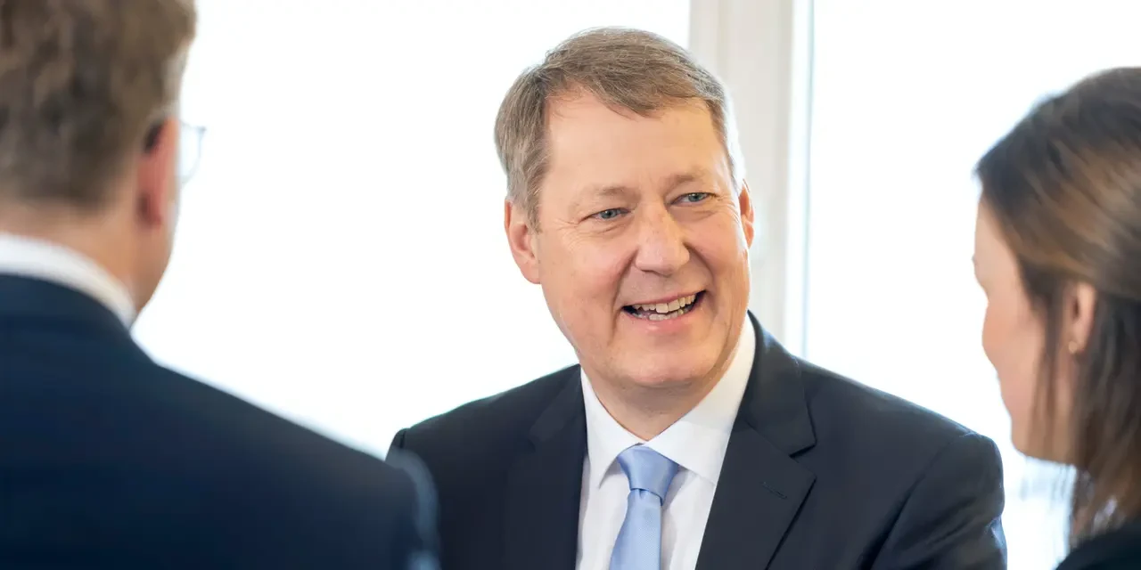 Geschäftsmann im Gespräch mit einem Kunden
