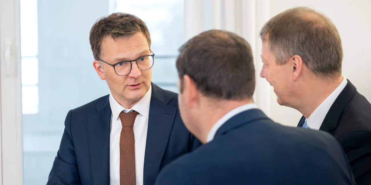 Drei Leute unterhalten sich am Tisch