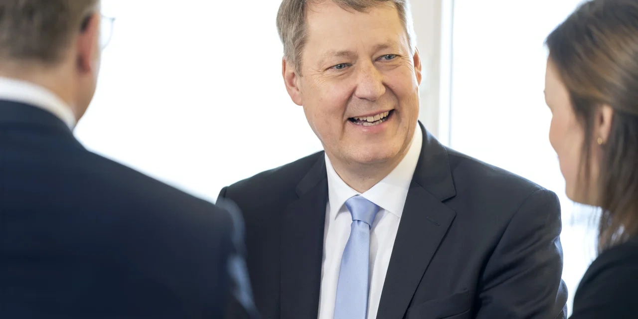 das Bild zeigt einen lächelnden Mann