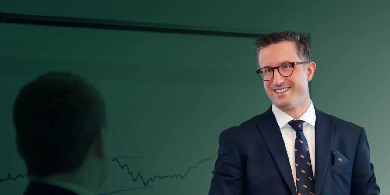 Mann im Anzug präsentiert etwas vor einer Person