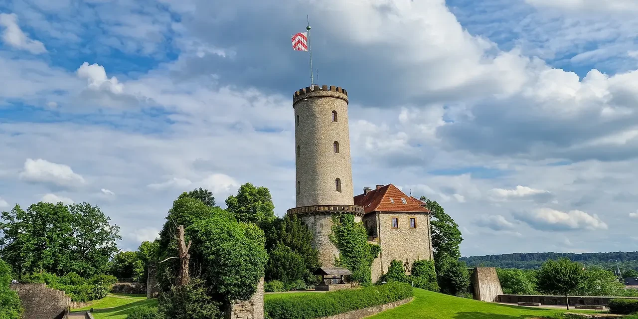 Sparrenburg Bielefeld bei sonnigem Wetter und klarem, schönem Himmel