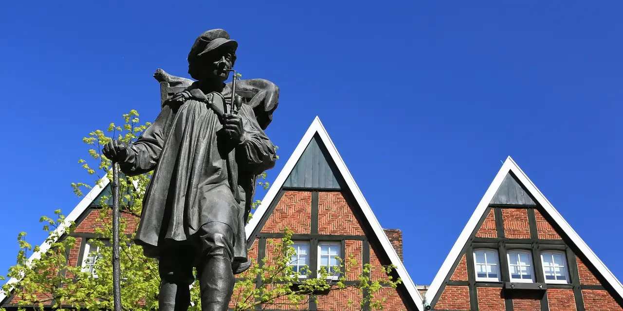 Kiepenkerl vor blauem Himmel